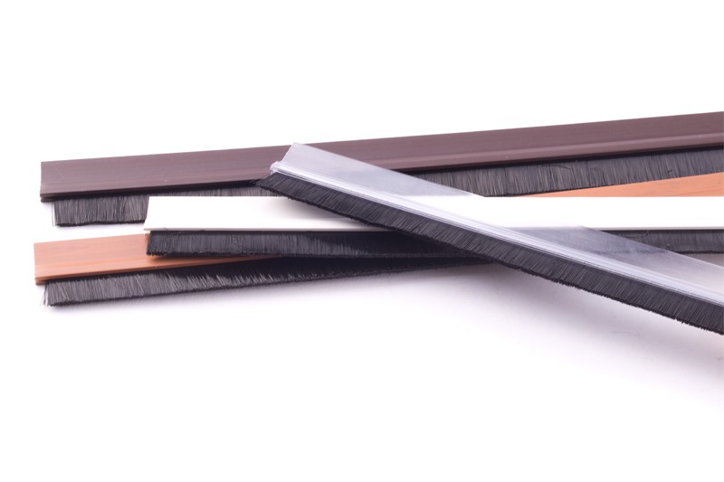 Dveřní a těsnicí lišta (kartáč) GEKO 98cm, hnědá